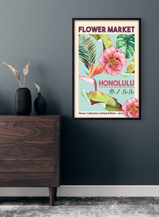Framed Flower Market Honolulu Plakat with tropical flowers and leaves, displayed on a dark wall above a wooden dresser.