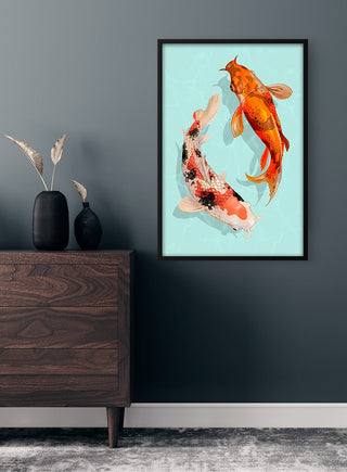 Japanske Karper Plakat featuring two colorful koi fish swimming on a light blue background, framed on a wall.