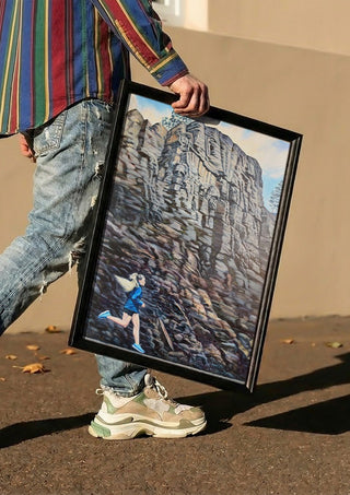 Skandinaviskt tystnad by Ramz Gadzh carried in a black frame along a sunny street