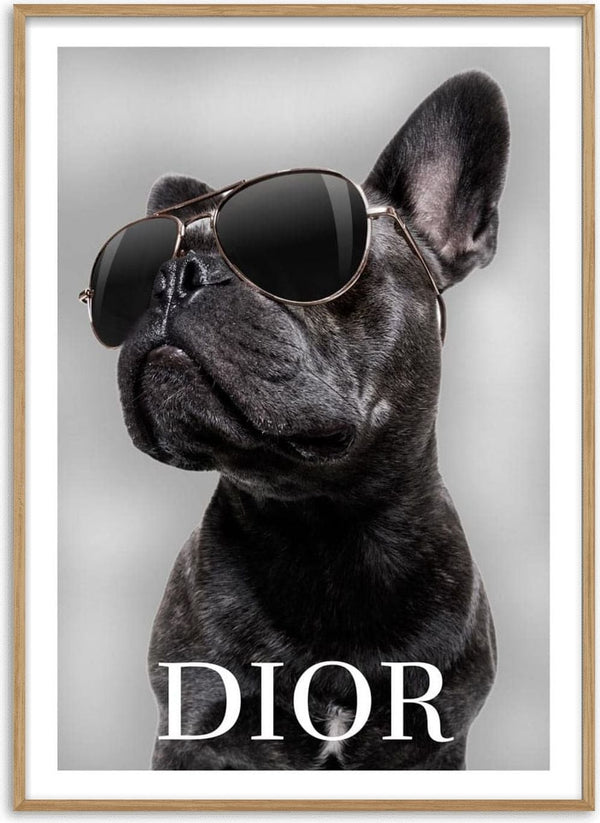 Stylish bulldog wearing sunglasses with the word "DIOR" displayed below on a Bulldog Dior Plakat product page.